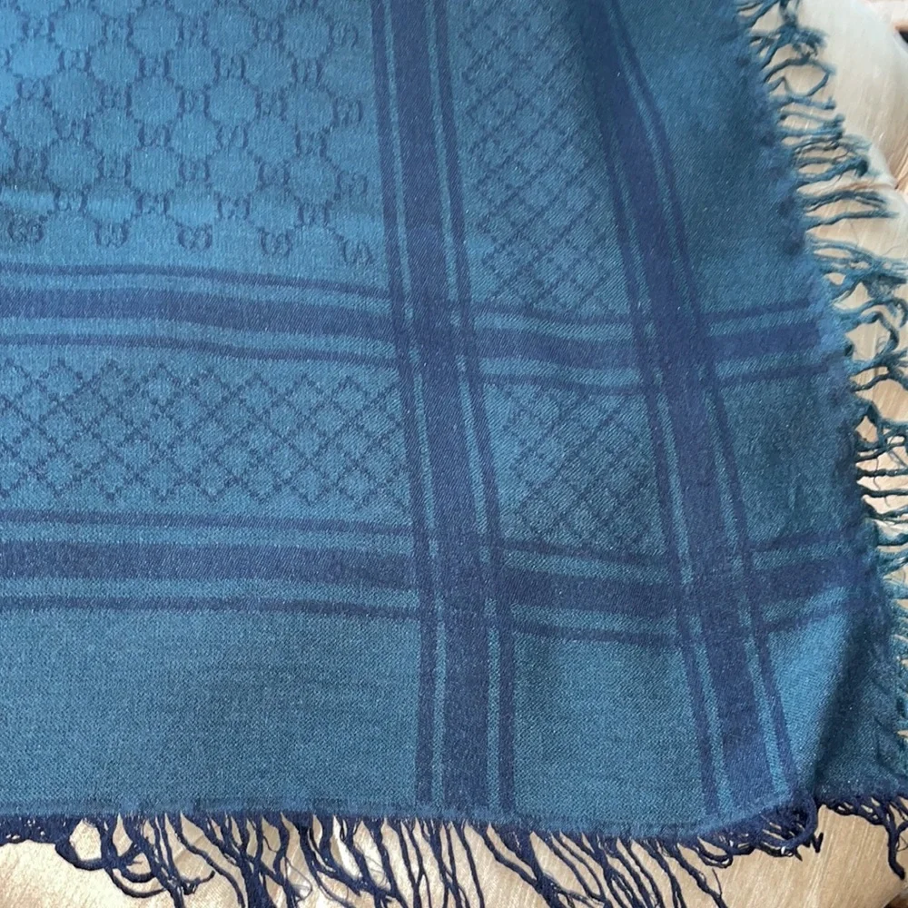 Authentic gucci scarf (unisex)